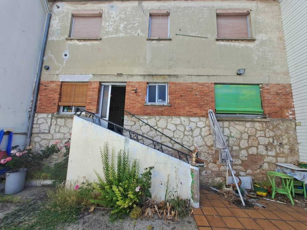 Exterior view of Single-family semi-detached for sale in Burgos Capital  with Private garden