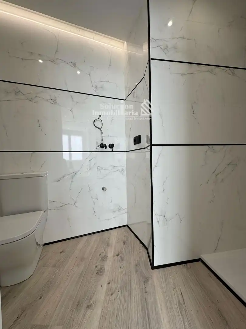 Baño de Ático en venta en Salamanca con Calefacción y Terraza