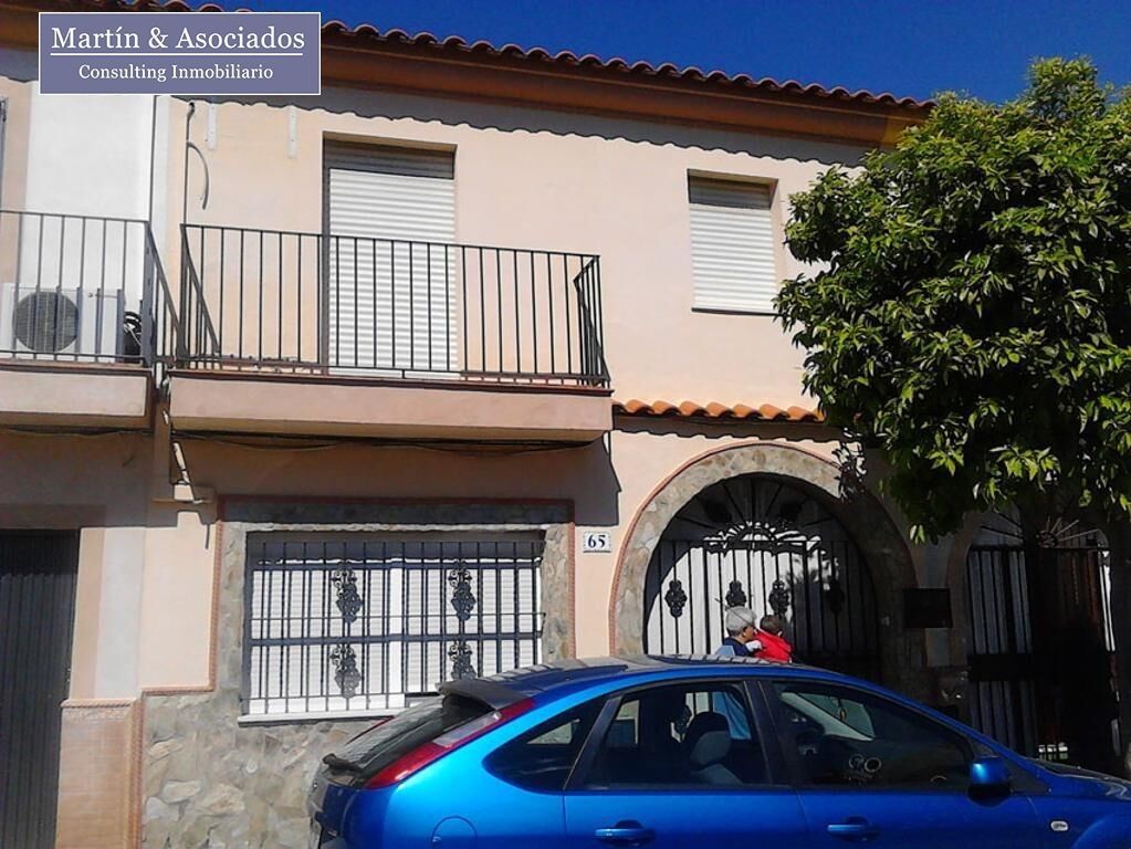 Vista exterior de Casa o xalet en venda en La Rinconada amb Jardí privat i Alarma
