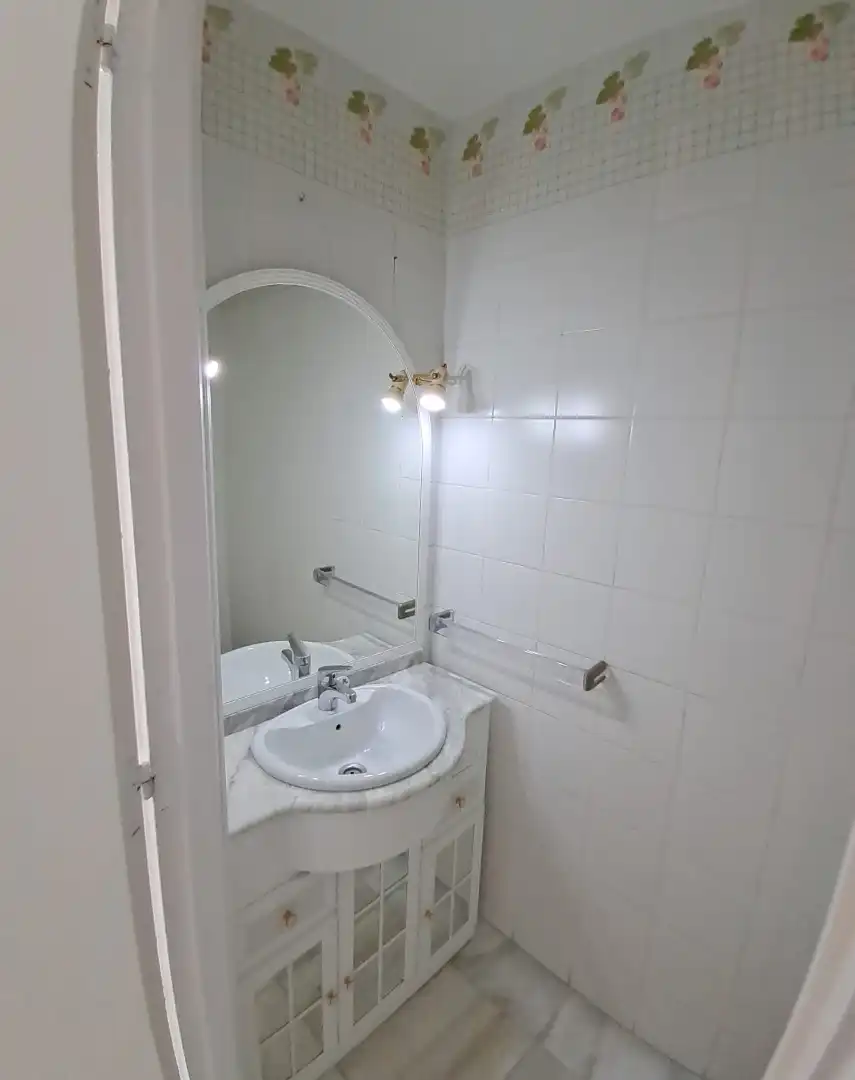 Bany de Casa adosada de lloguer en Tomares amb Aire condicionat i Piscina