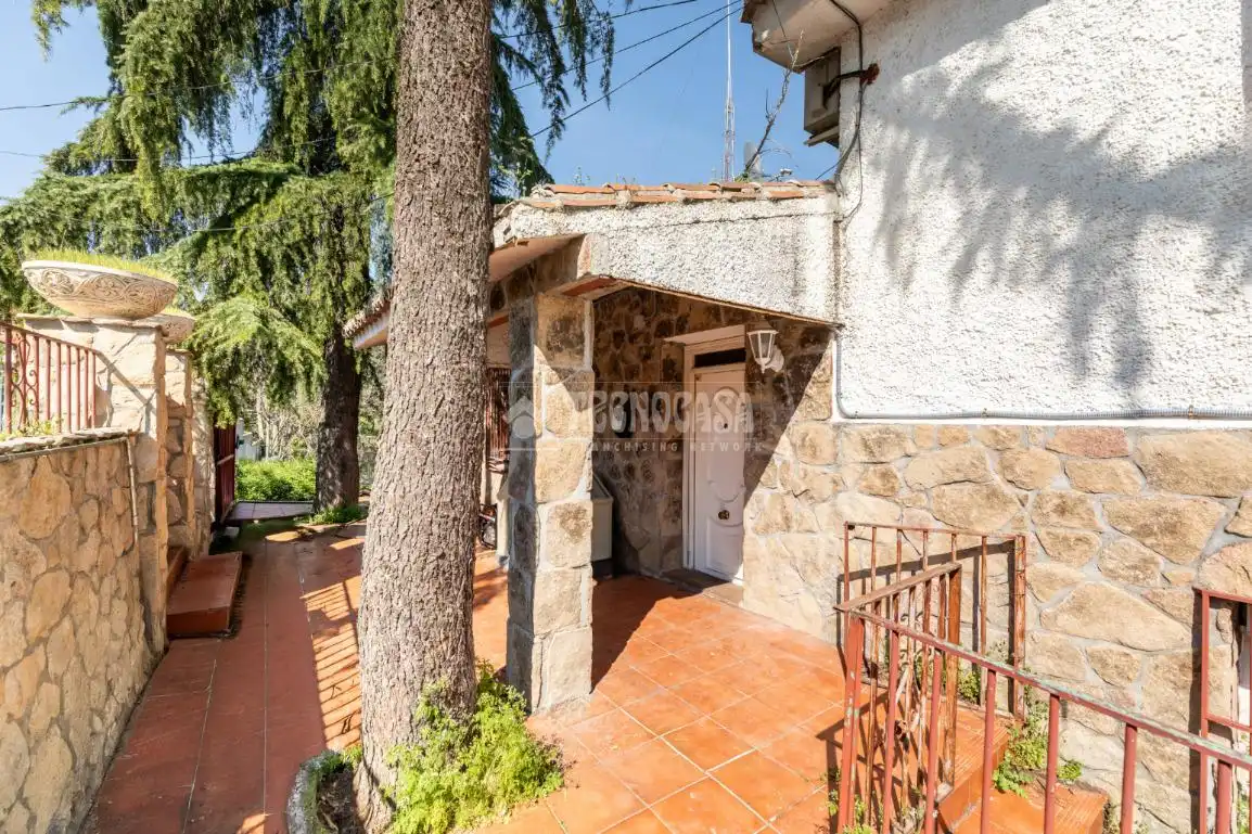 Vista exterior de Casa o xalet en venda en Las Rozas de Madrid amb Aire condicionat, Calefacció i Terrassa