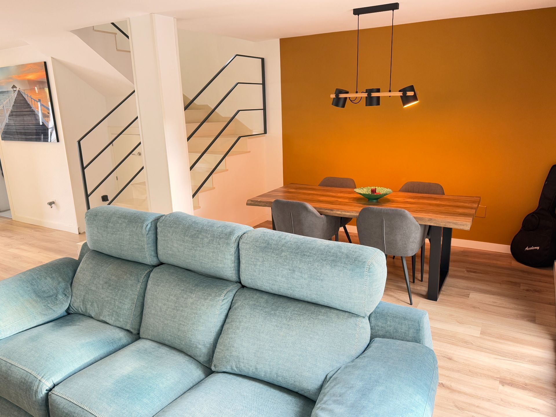 Sala d'estar de Casa adosada en venda en Roquetas de Mar amb Aire condicionat i Terrassa