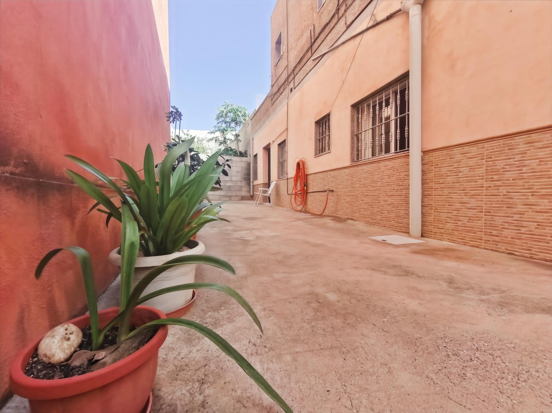 Vista exterior de Casa o chalet en venta en  Almería Capital con Terraza y Trastero
