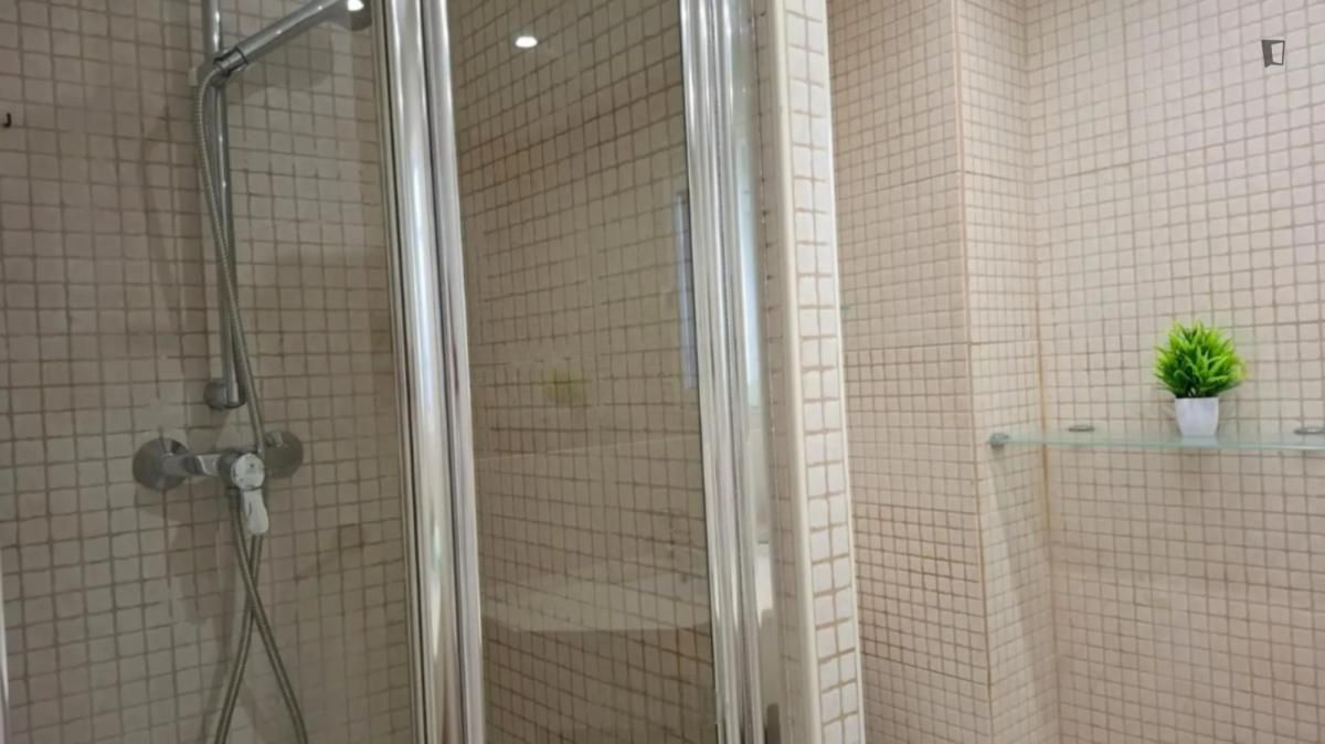 Bany de Estudi de lloguer en  Valencia Capital amb Aire condicionat, Calefacció i Moblat