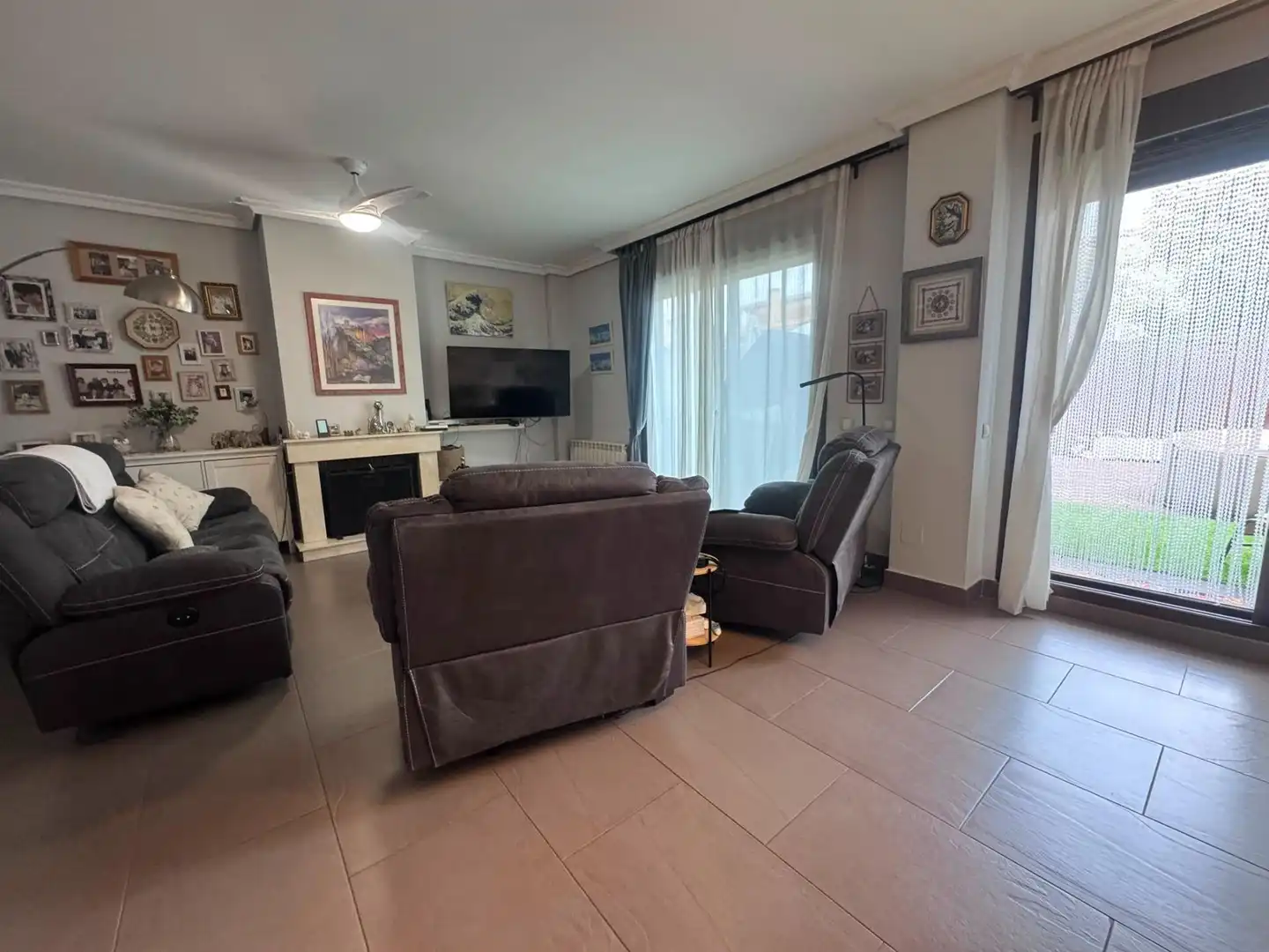 Sala de estar de Casa adosada en venta en Yebes con Calefacción, Balcón y Piscina comunitaria