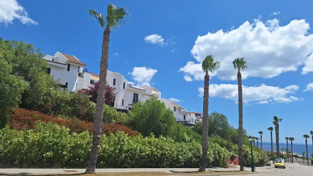 Vista exterior de Casa adosada de lloguer en La Alcaidesa amb Aire condicionat, Calefacció i Jardí privat