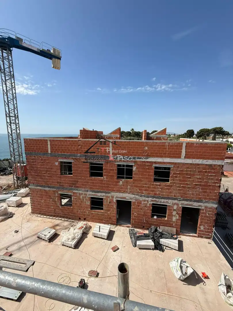 Vista exterior de Casa o xalet en venda en Vinaròs amb Aire condicionat, Jardí privat i Terrassa