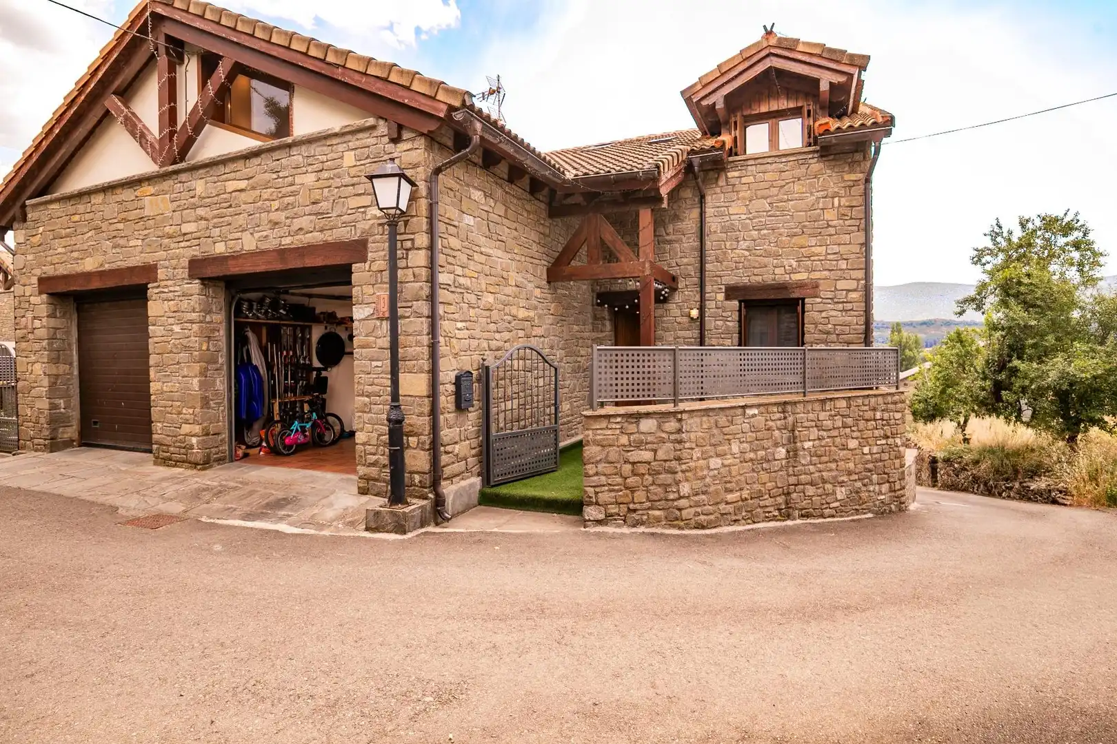 Vista exterior de Casa o xalet en venda en Sabiñánigo amb Calefacció, Jardí privat i Terrassa