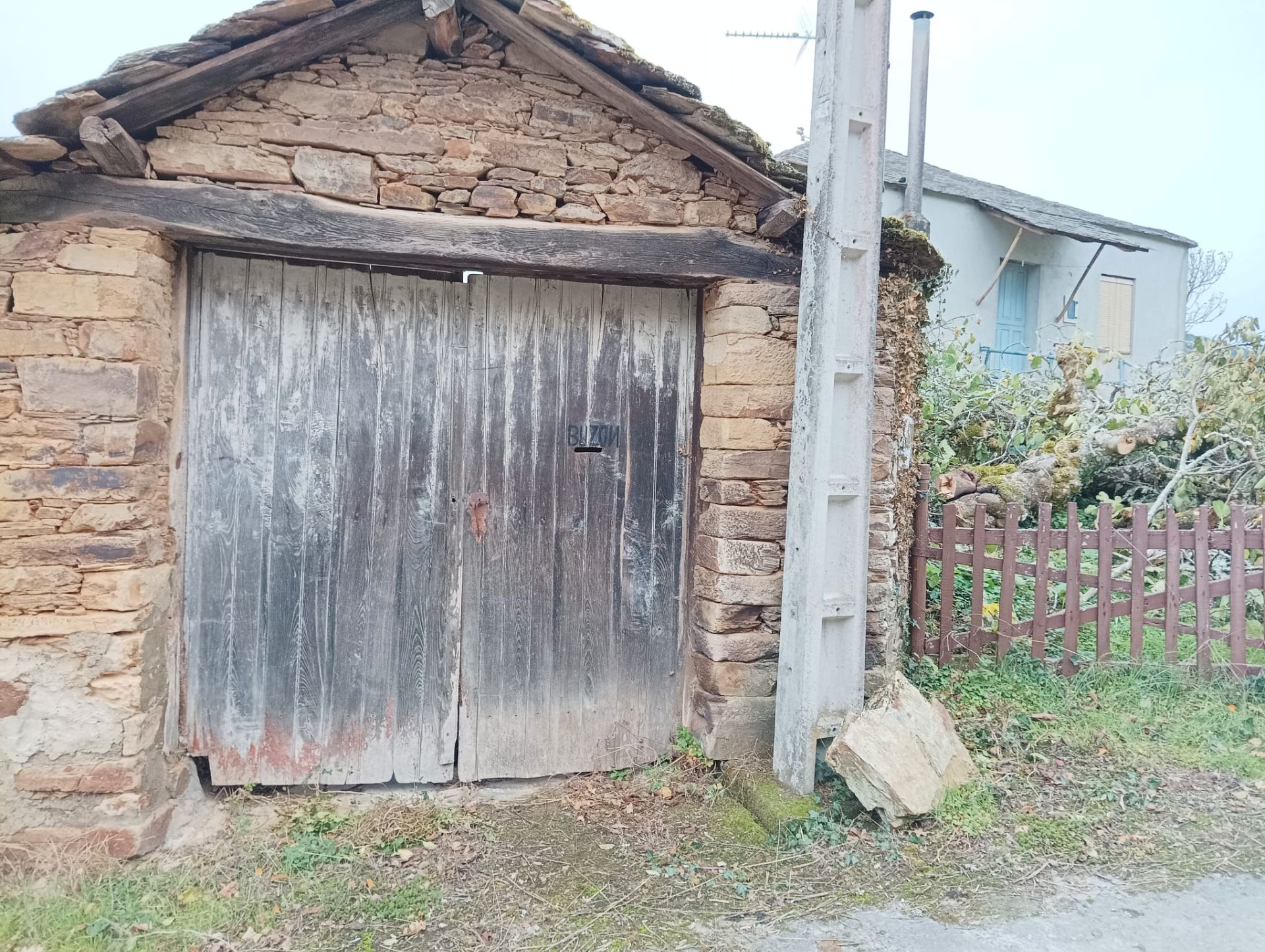 Vista exterior de Casa o xalet en venda en Navia de Suarna amb Jardí privat, Terrassa i Moblat