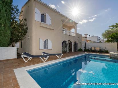 Vista exterior de Casa o xalet en venda en Empuriabrava amb Aire condicionat, Terrassa i Piscina