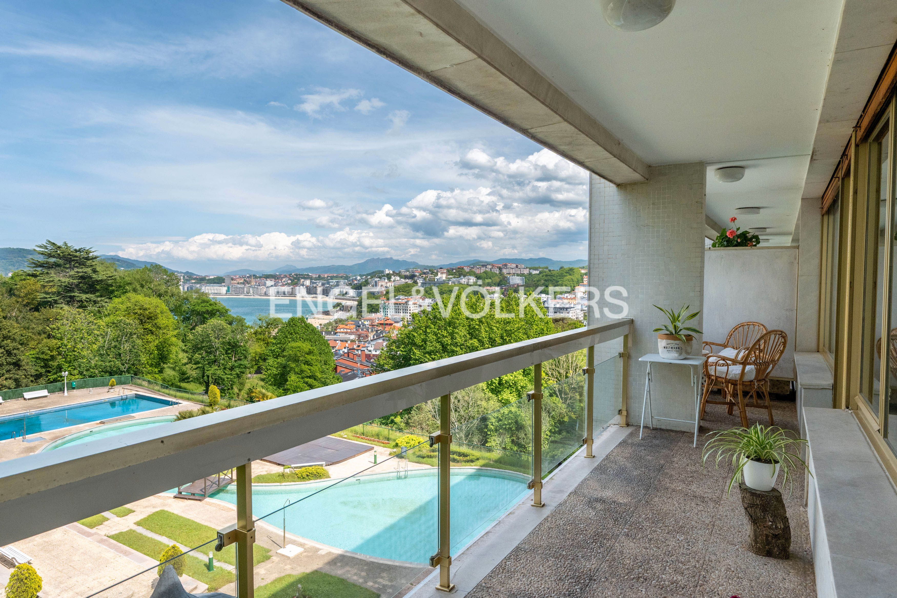 Vista exterior de Apartament en venda en Donostia - San Sebastián  amb Calefacció, Jardí privat i Parquet