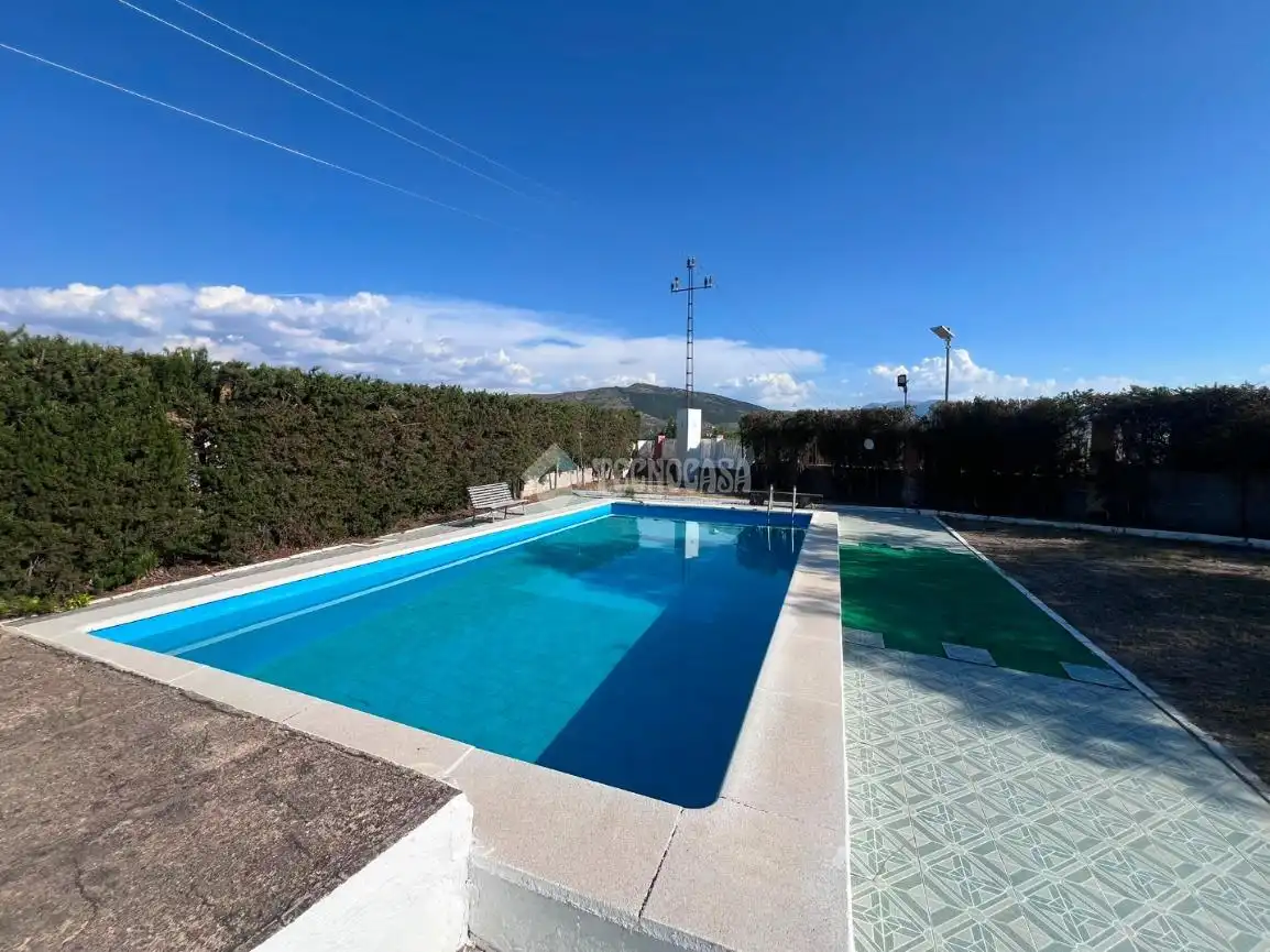 Piscina de Casa adosada en venda en Jaén amb Aire condicionat i Piscina