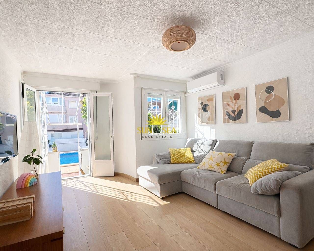 Sala de estar de Casa adosada de alquiler en Pilar de la Horadada con Aire acondicionado, Calefacción y Terraza