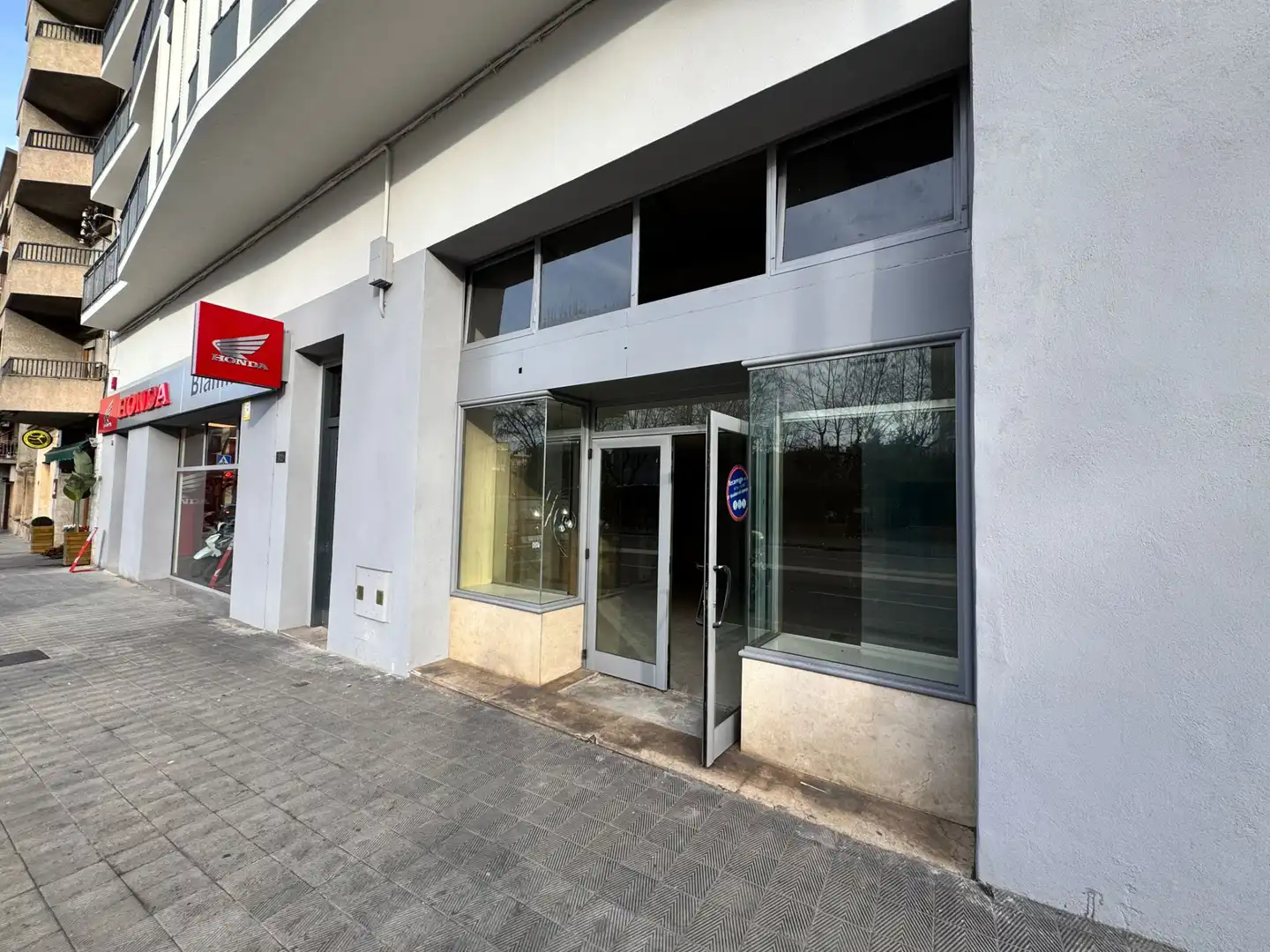 Exterior view of Commercial properties for rent in Figueres