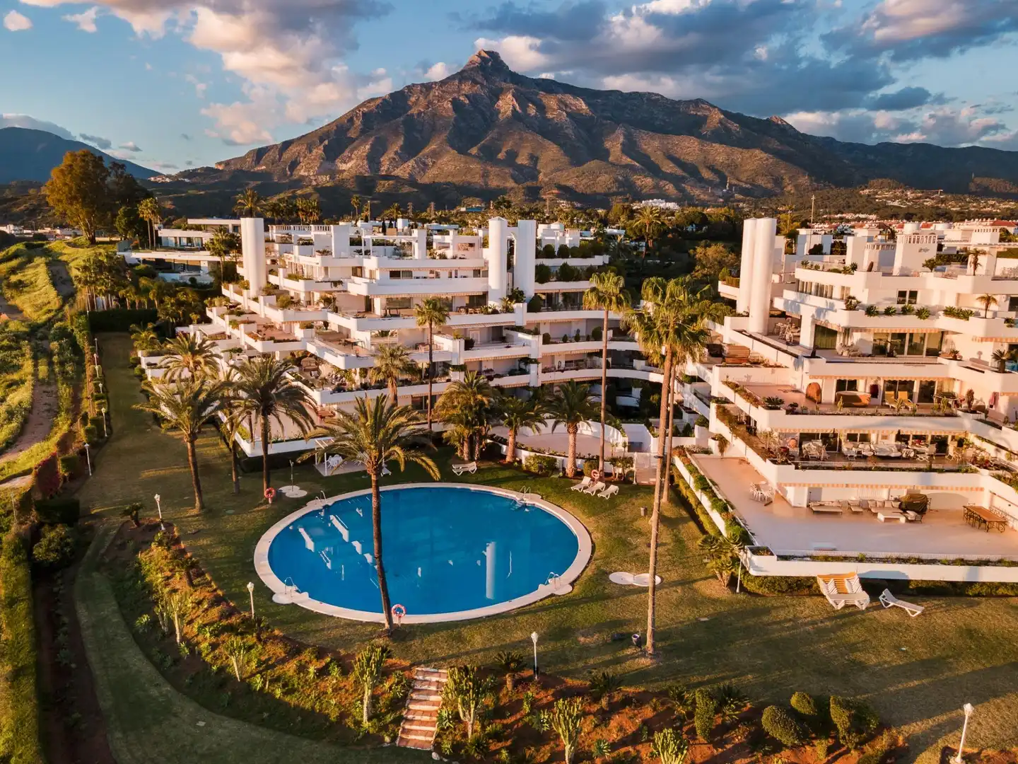Vista exterior de Apartament en venda en Marbella amb Piscina comunitària