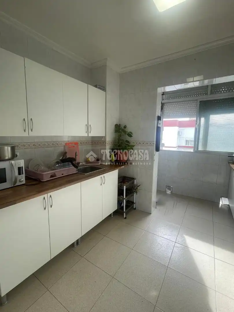 Kitchen of Flat for sale in Sevilla  with Air Conditioner and Balcony