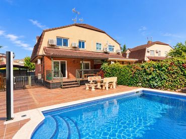 Casa pareada con piscina en venta en Villanueva de Perales