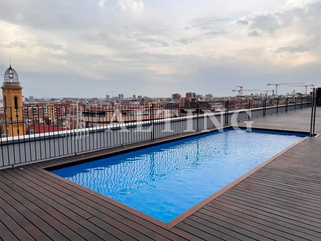 Schwimmbecken von Wohnung zum Verkauf in Barcelona mit Parkett, Terrasse und Abstellraum