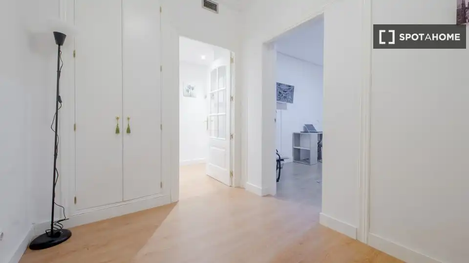 Flat for rent in Madrid  with Air Conditioner, Heating and Furnished