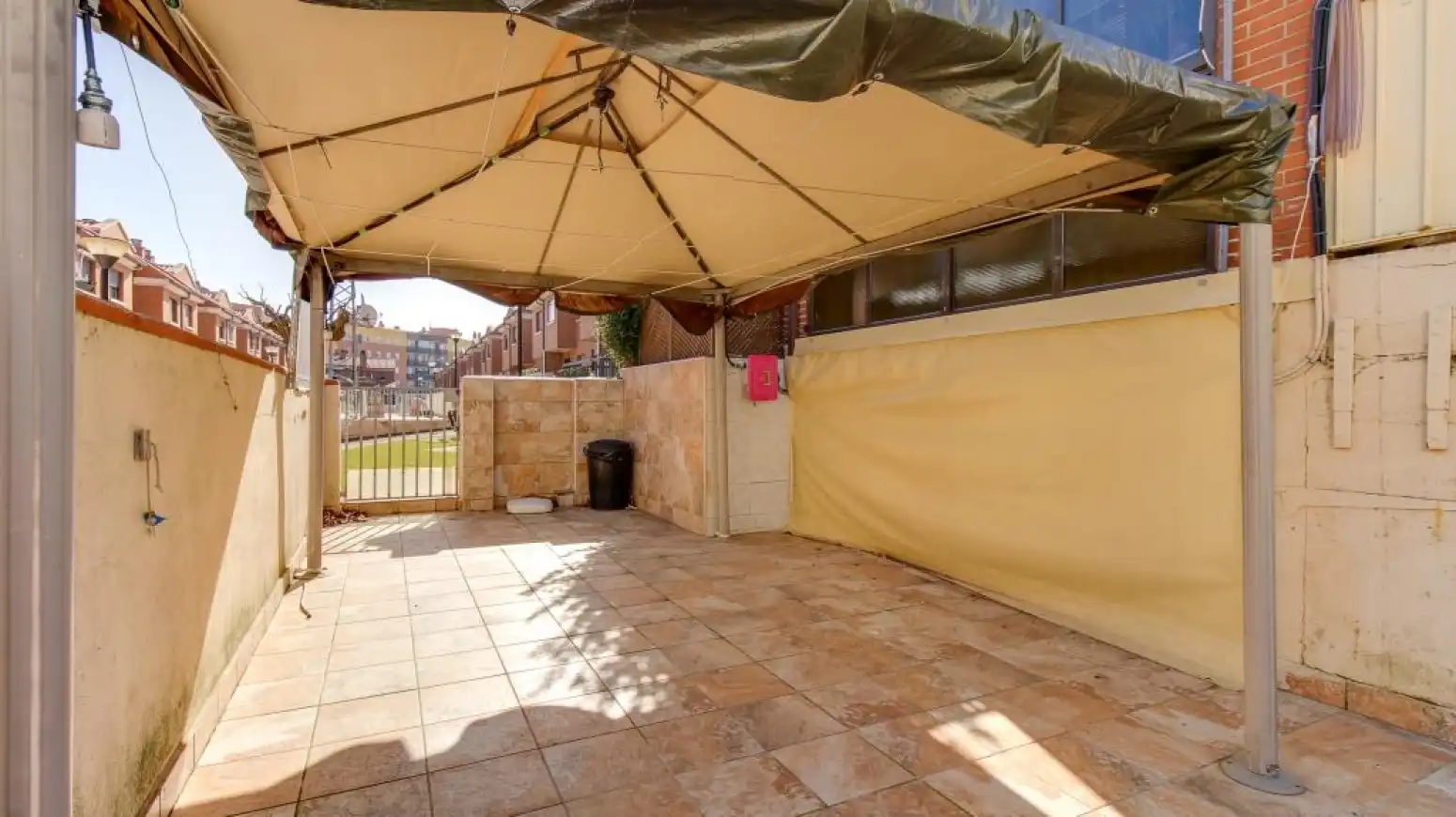 Terrasse von Einfamilien-Reihenhaus zum Verkauf in Salamanca mit Heizung, Privatgarten und Parkett