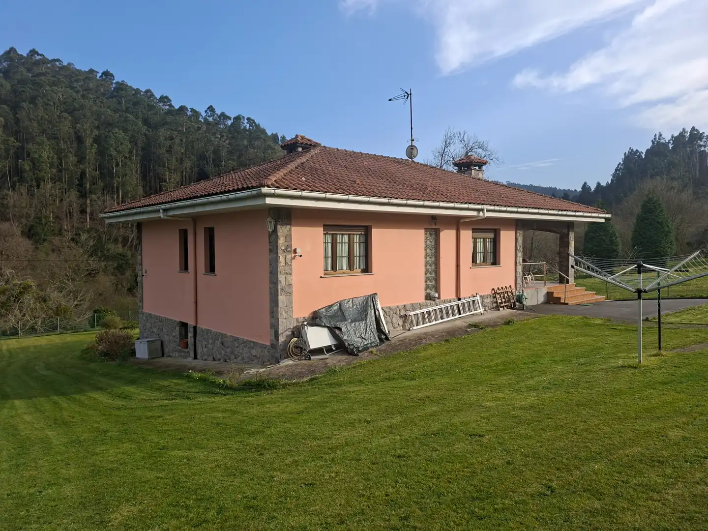 Exterior view of Houses for sale in Soto del Barco  with Heating, Private garden and Parquet flooring