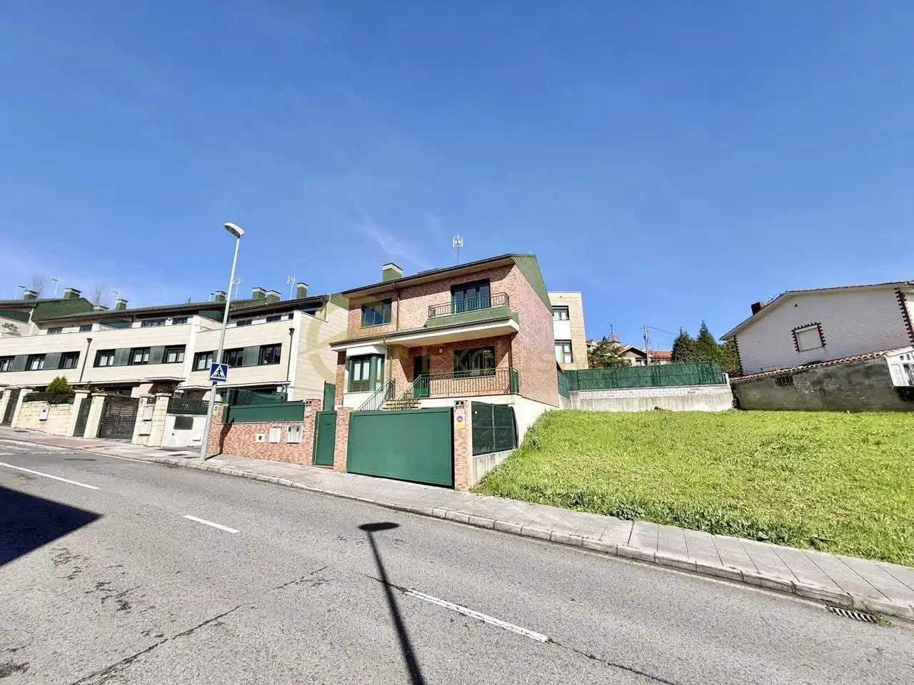 Vista exterior de Casa o chalet en venta en Avilés con Calefacción, Jardín privado y Parquet