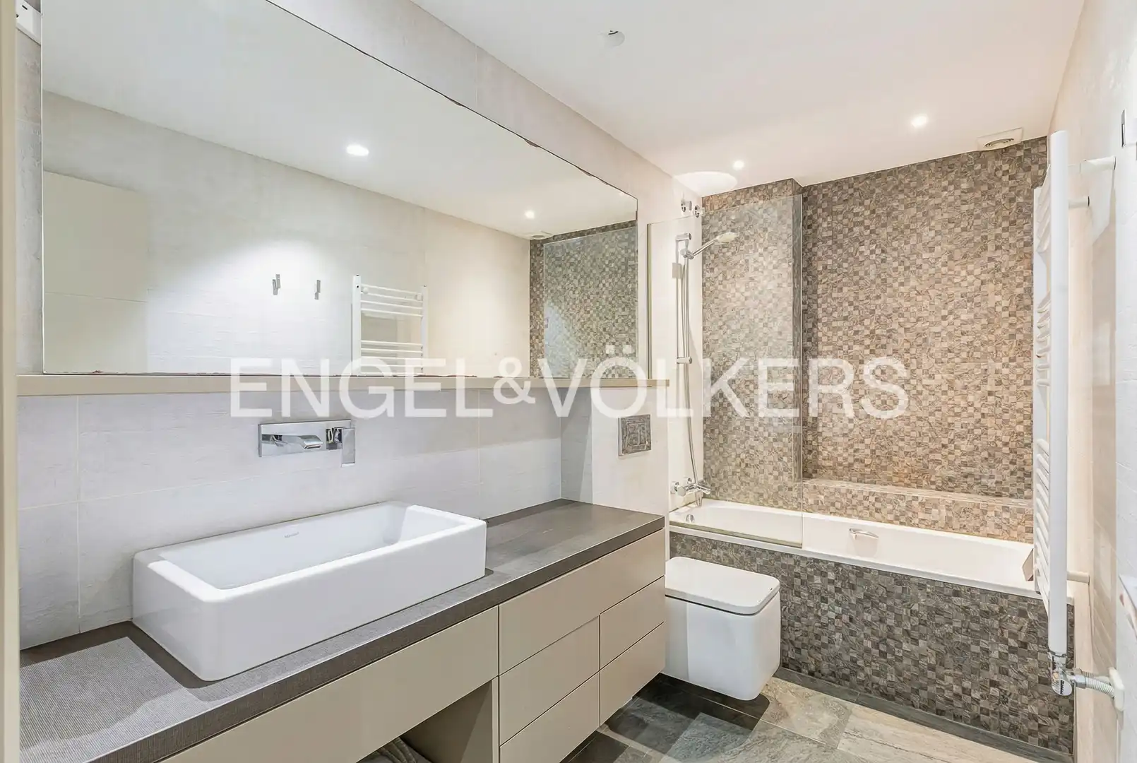 Baño de Piso en venta en Barcelona con Aire acondicionado, Calefacción y Jardín privado
