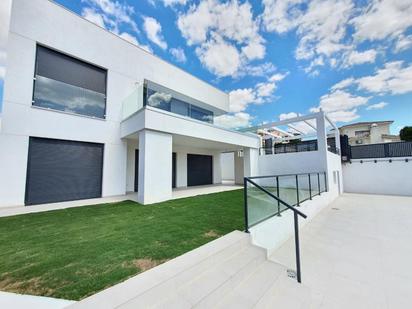 Vista exterior de Casa o xalet en venda en Manilva amb Jardí privat, Terrassa i Piscina