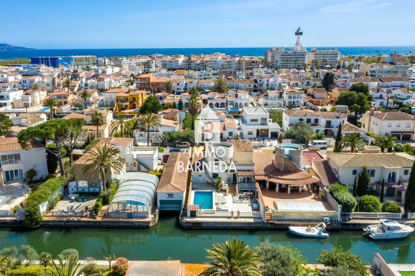 Vista exterior de Casa o xalet en venda en Empuriabrava amb Aire condicionat, Calefacció i Jardí privat