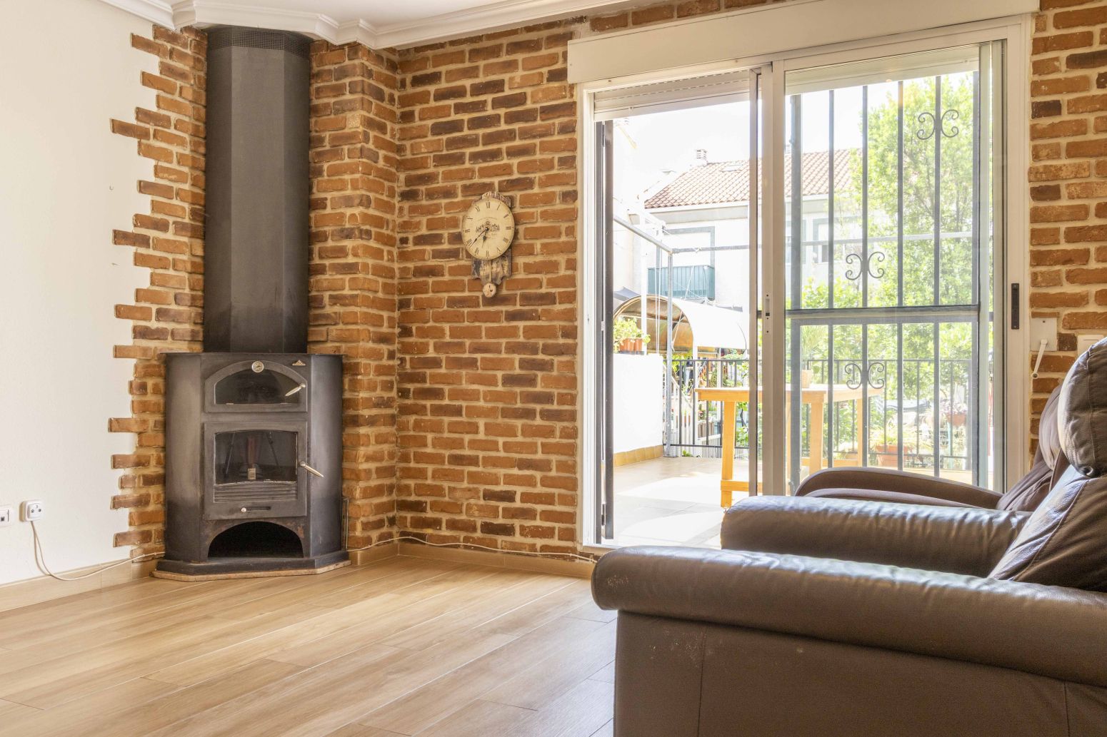Living room of Single-family semi-detached for sale in Manises  with Air Conditioner, Private garden and Terrace
