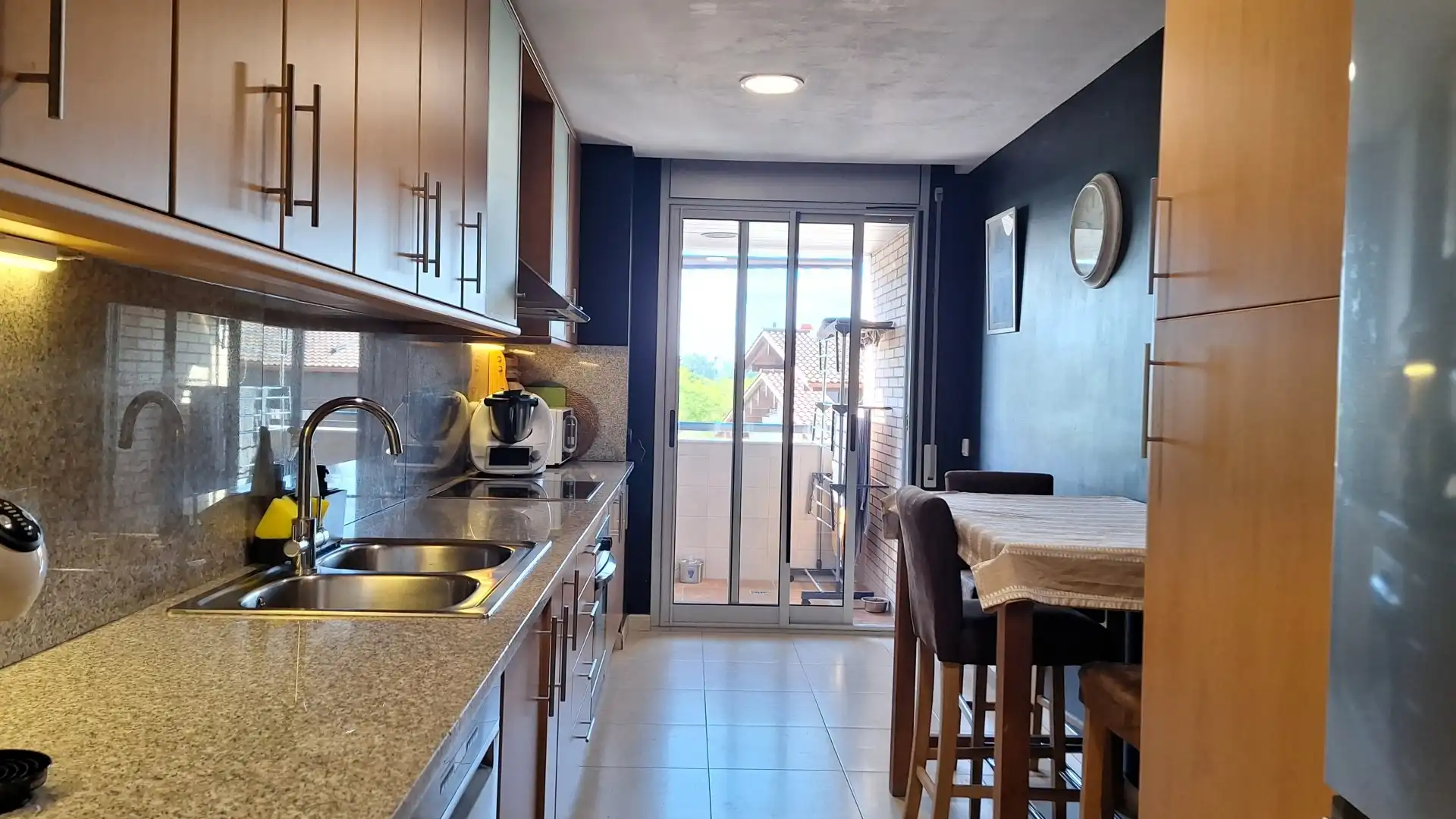 Küche von Wohnung zum Verkauf in Salt mit Klimaanlage, Heizung und Terrasse