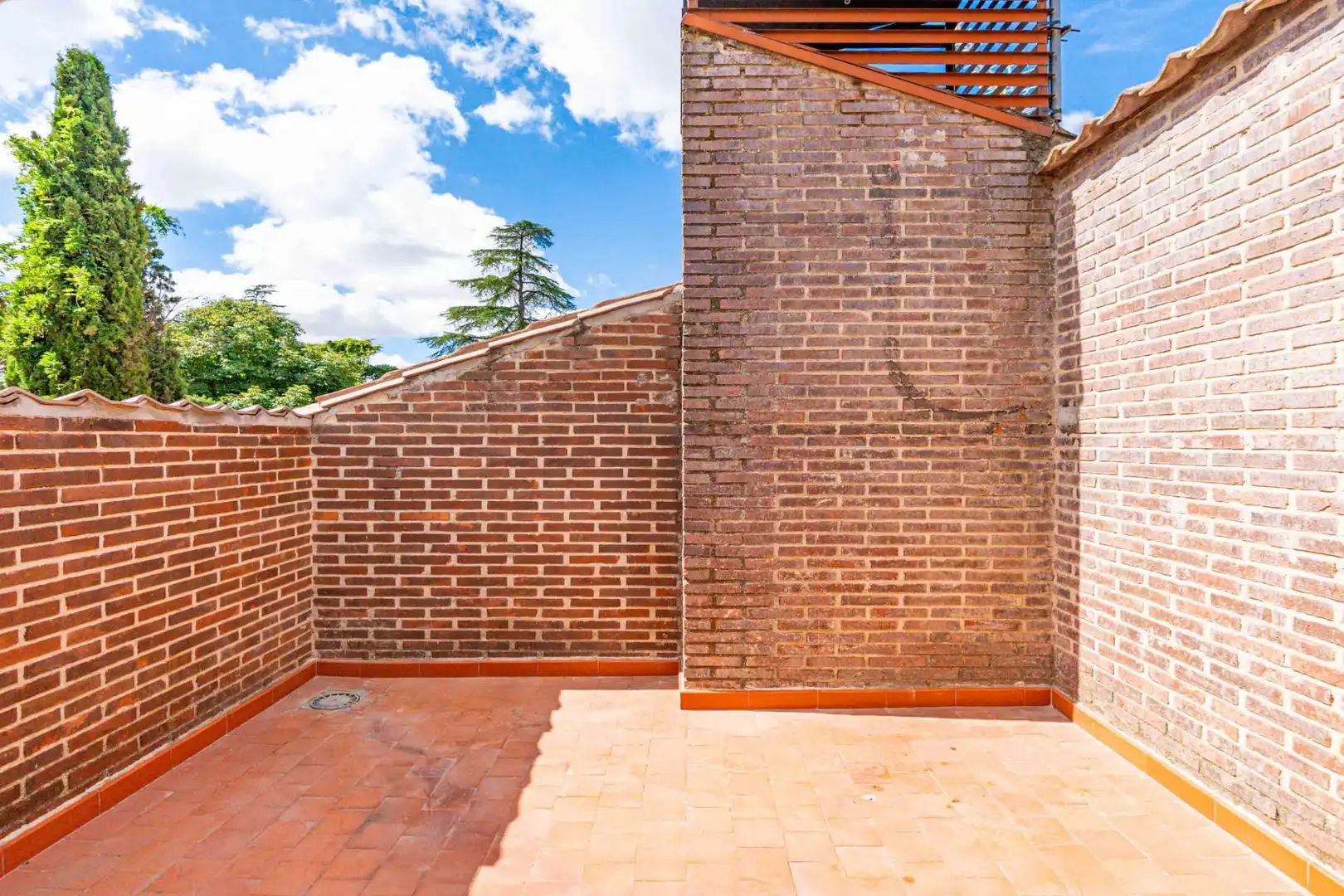 Terrasse von Einfamilien-Reihenhaus zur Miete in Boadilla del Monte mit Klimaanlage, Heizung und Privatgarten