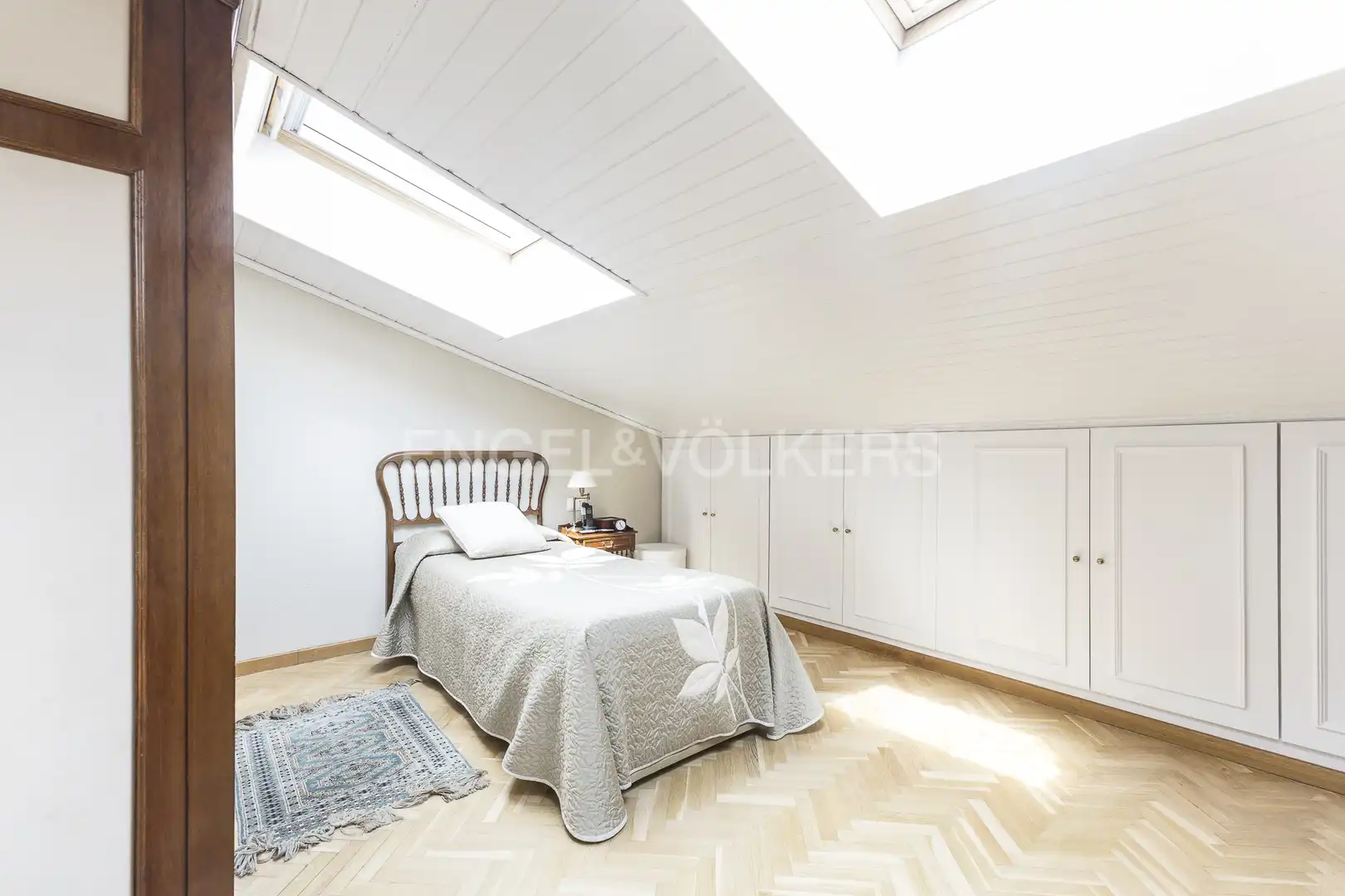 Schlafzimmer von Einfamilien-Reihenhaus zum Verkauf in Barcelona mit Heizung, Privatgarten und Parkett