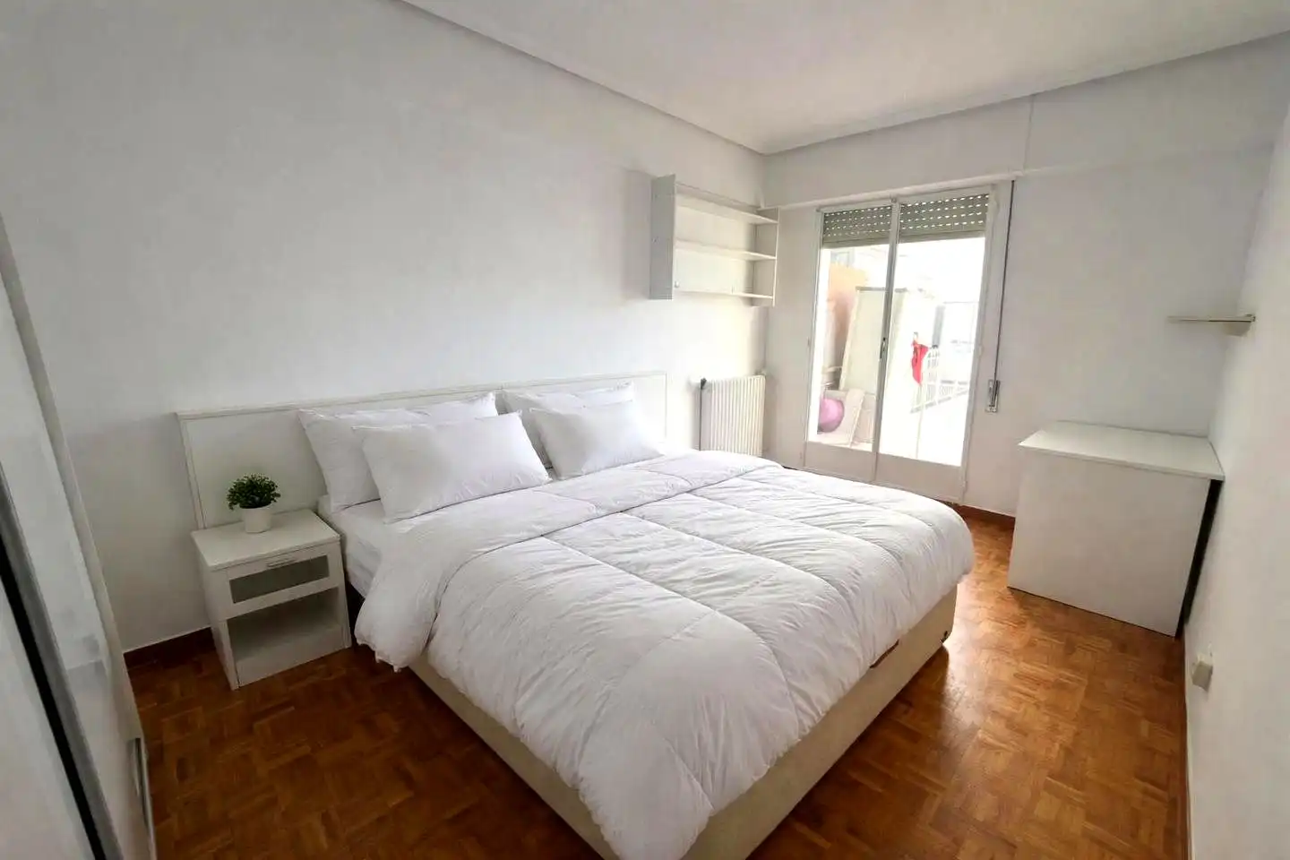 Room in Calle Marqués de la Ensenada, Residencia