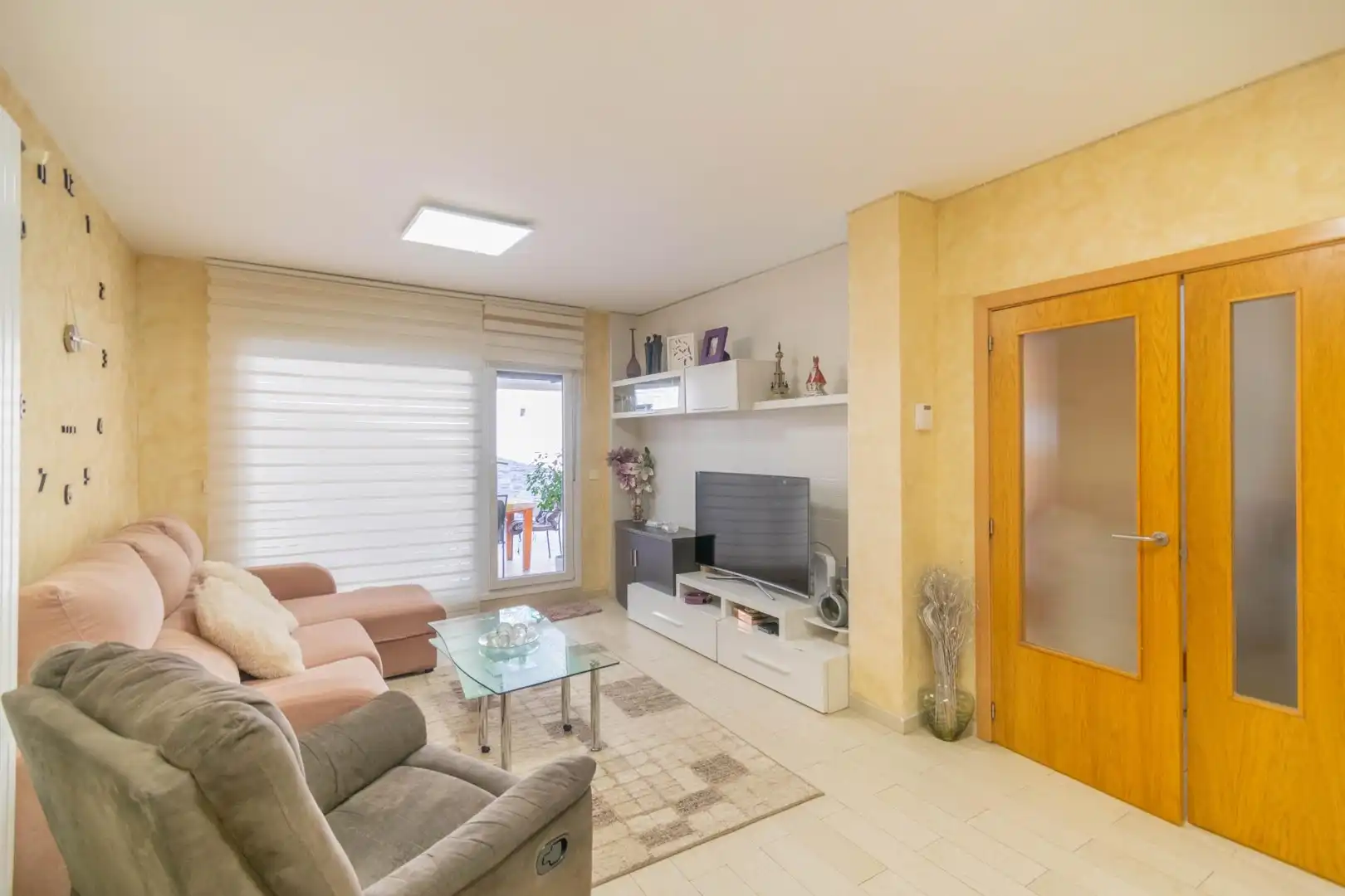 Sala d'estar de Casa adosada en venda en Beriáin amb Calefacció, Jardí privat i Terrassa