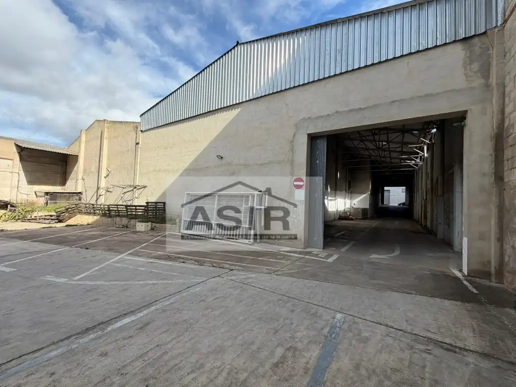 Außenansicht von Fabrikhallen zum Verkauf in Alzira
