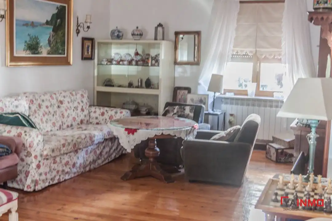Sala d'estar de Casa adosada en venda en Vitoria - Gasteiz amb Calefacció i Jardí privat