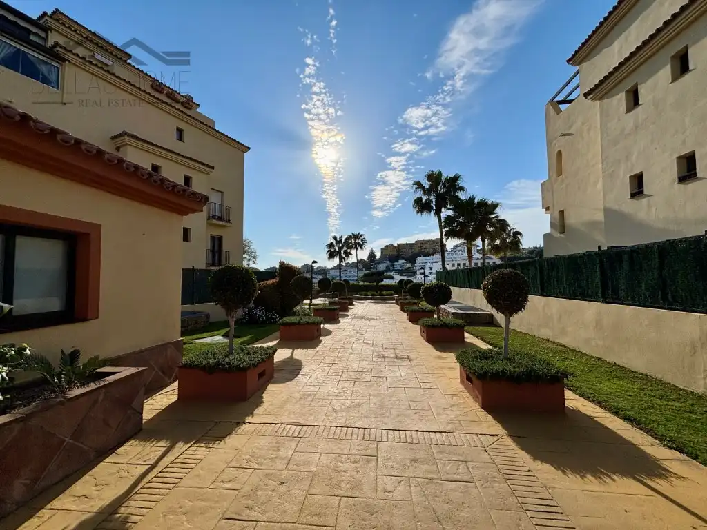 Vista exterior de Piso en venta en Estepona con Aire acondicionado, Terraza y Piscina