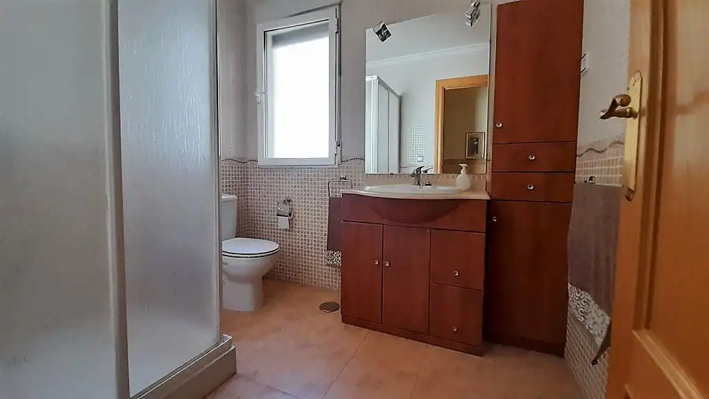 Baño de Casa adosada en venta en Villalgordo del Júcar con Calefacción y Terraza