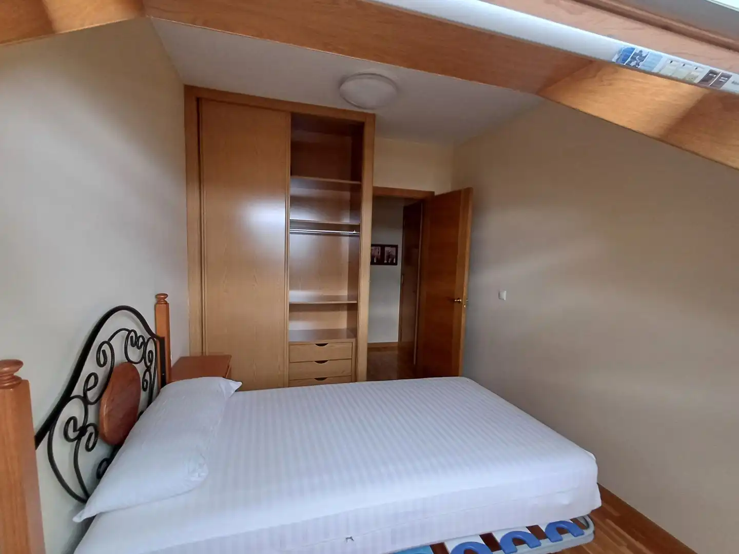 Schlafzimmer von Wohnung zur Miete in A Coruña Capital  mit Heizung, Terrasse und Möbliert