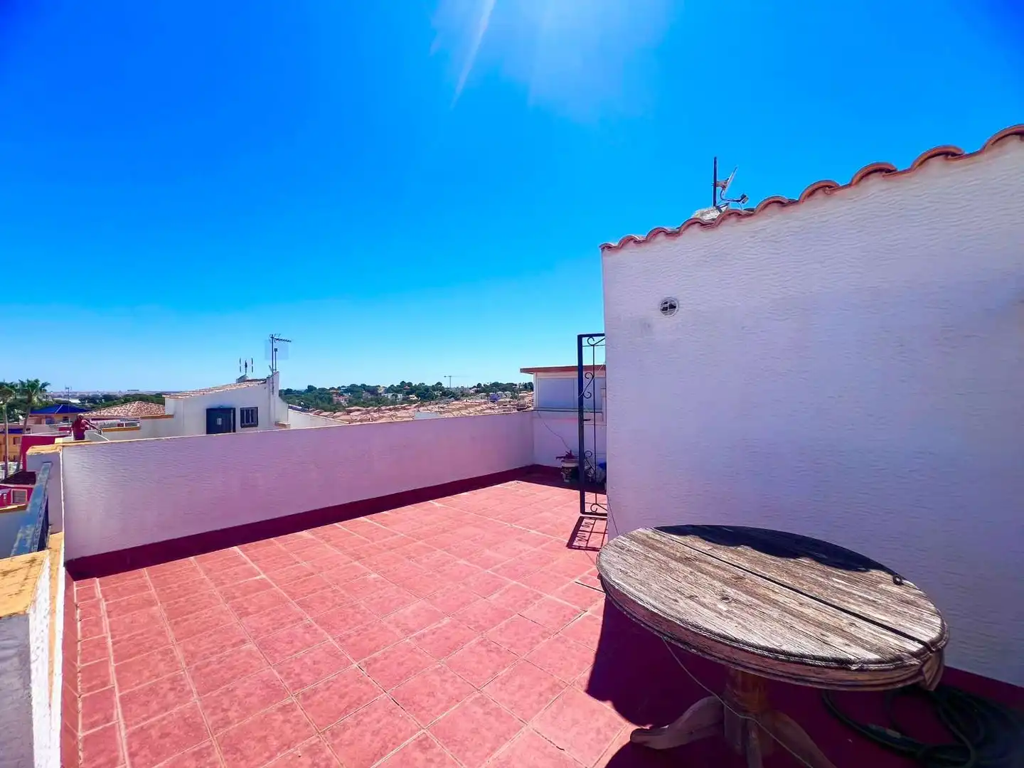 Terrasse von Einfamilien-Reihenhaus zum Verkauf in Torrevieja mit Klimaanlage, Terrasse und Schwimmbad