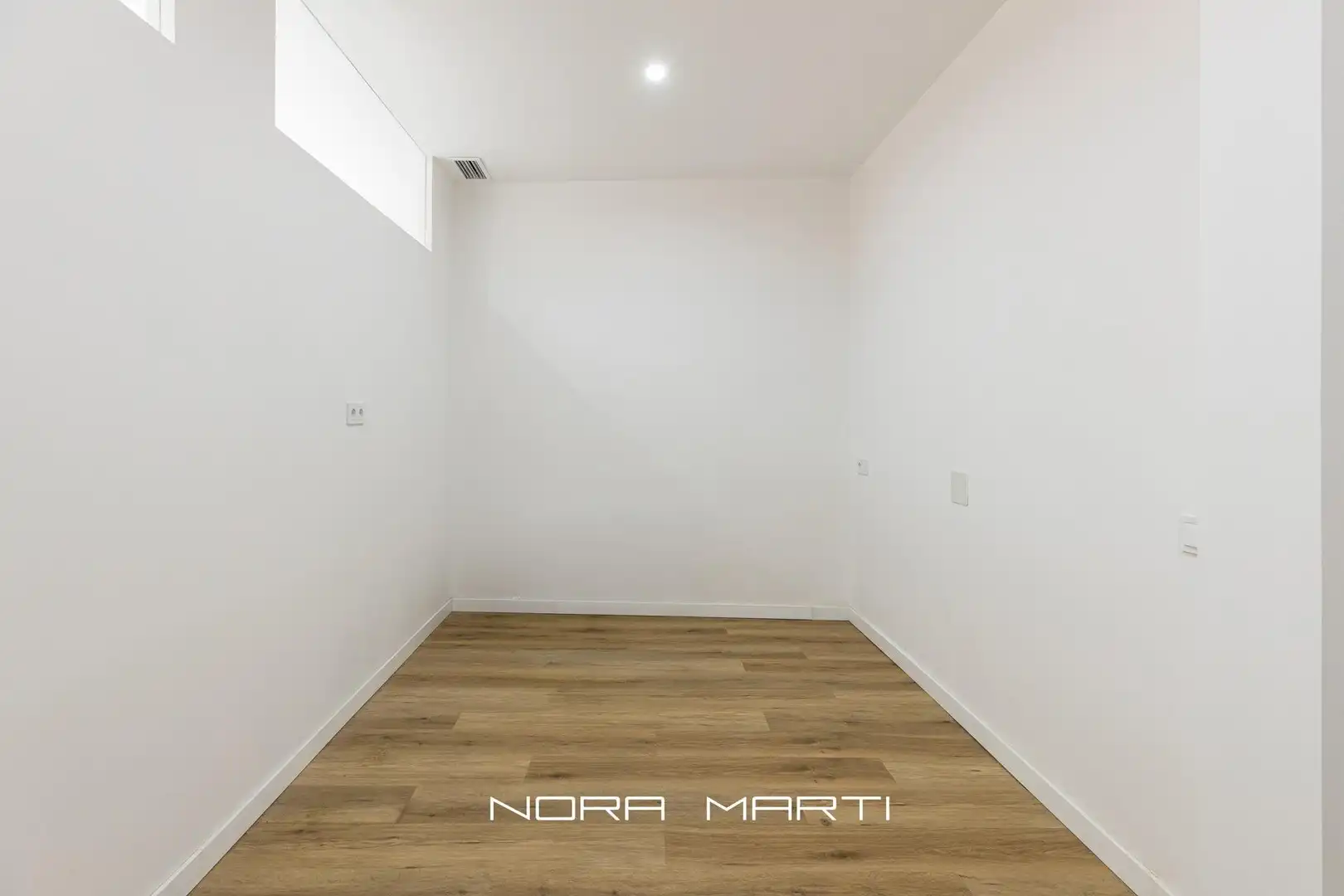 Ground floor for sale in Barcelona  with Air Conditioner and Alarm