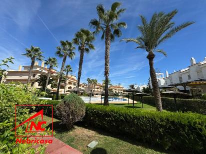 Jardí de Casa adosada en venda en Rota amb Aire condicionat, Terrassa i Piscina