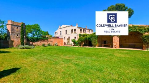 Esta magnífica masía catalana en la Costa Brava, con sus 623 m2 de edificios y 5.927 m2 de terreno adornado con exuberantes jardin