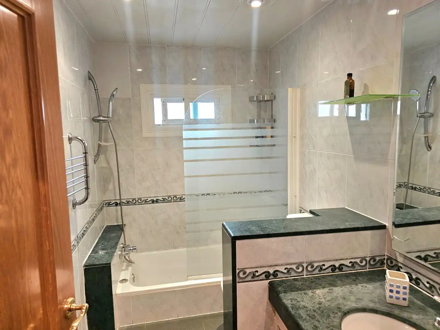 Baño de Ático en venta en Cornellà de Llobregat con Aire acondicionado, Calefacción y Terraza