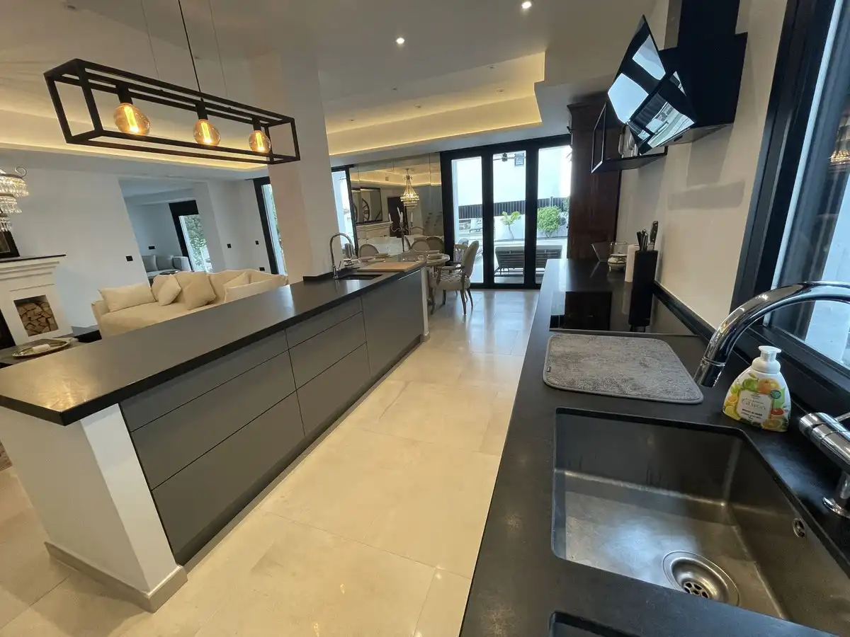 Cocina de Casa o chalet de alquiler en Marbella con Aire acondicionado, Jardín privado y Piscina
