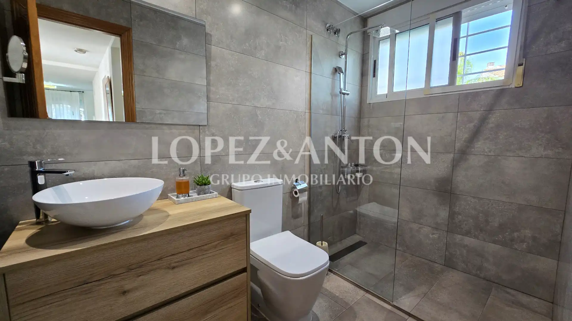 Bathroom of Houses for sale in L'Eliana  with Air Conditioner, Heating and Private garden