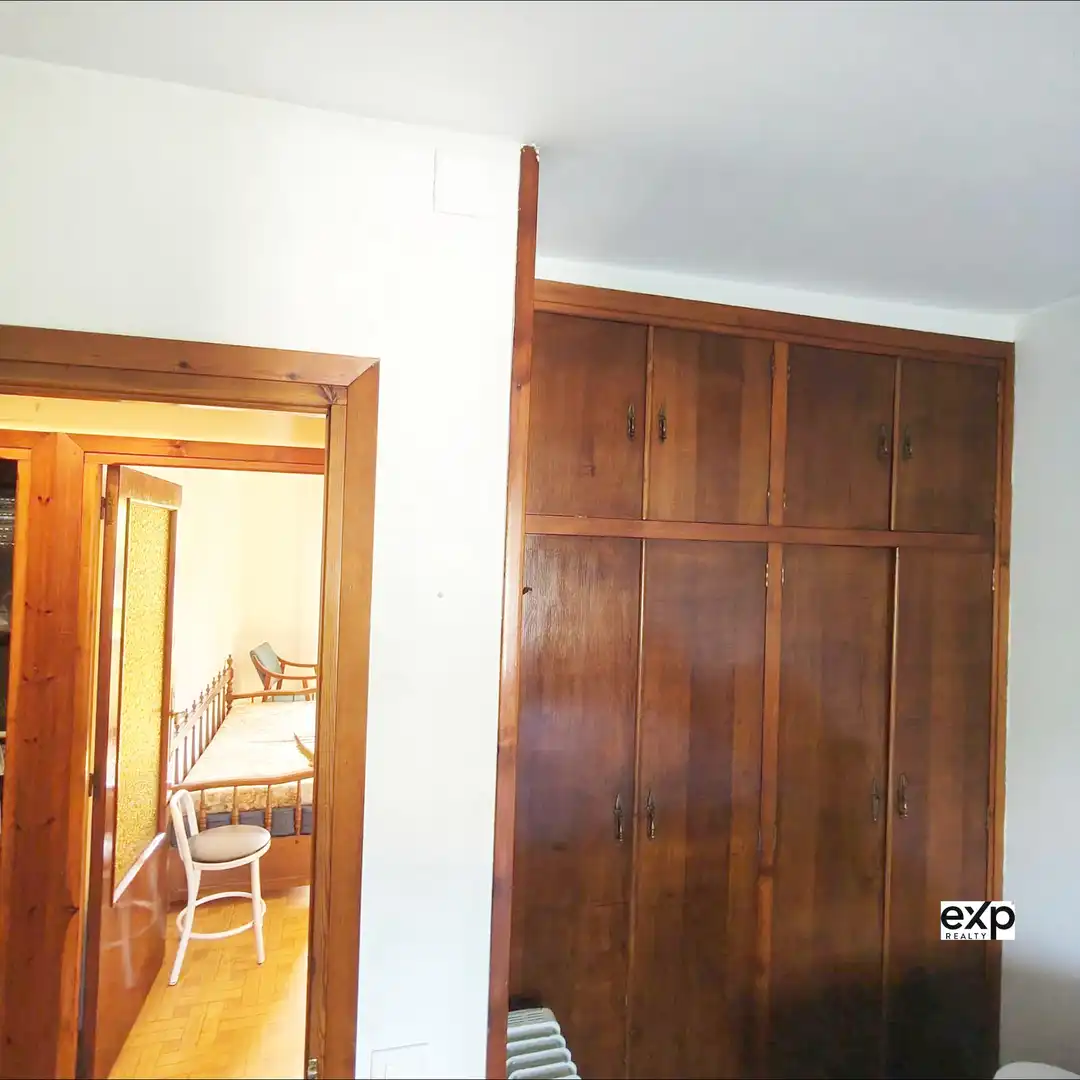 Dormitori de Casa adosada en venda en Oviedo  amb Parquet i Moblat
