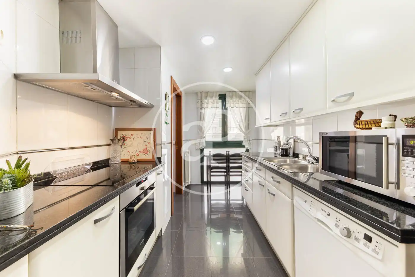 Küche von Wohnung zum Verkauf in  Palma de Mallorca mit Klimaanlage, Heizung und Privatgarten