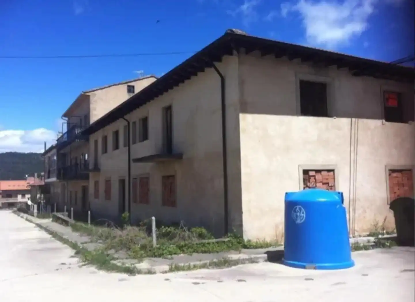 Vista exterior de Casa o xalet en venda en Regumiel de la Sierra amb Jardí privat i Traster